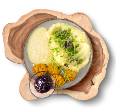 Zöldséggolyó, burgonyapüré (zölborsó, “krémmártás”, áfonyalekvár)